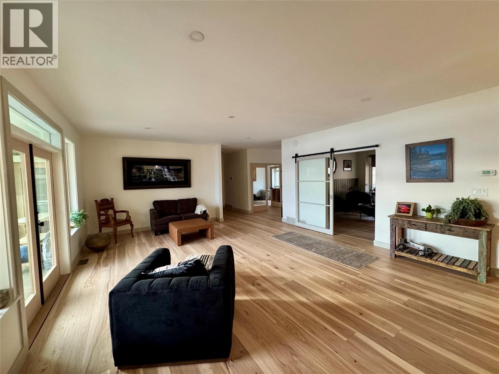 4465 Squilax-Anglemont Road, Scotch Creek, BC - Indoor Photo Showing Living Room