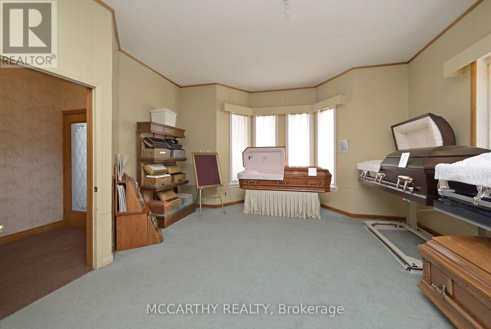 Large double room on main floor - 318 Main Street E, Shelburne, ON