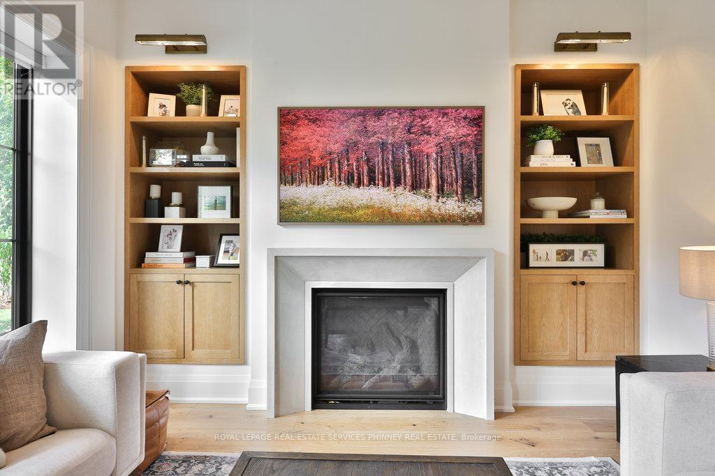1489 Mildmay Court, Mississauga, ON - Indoor Photo Showing Living Room With Fireplace