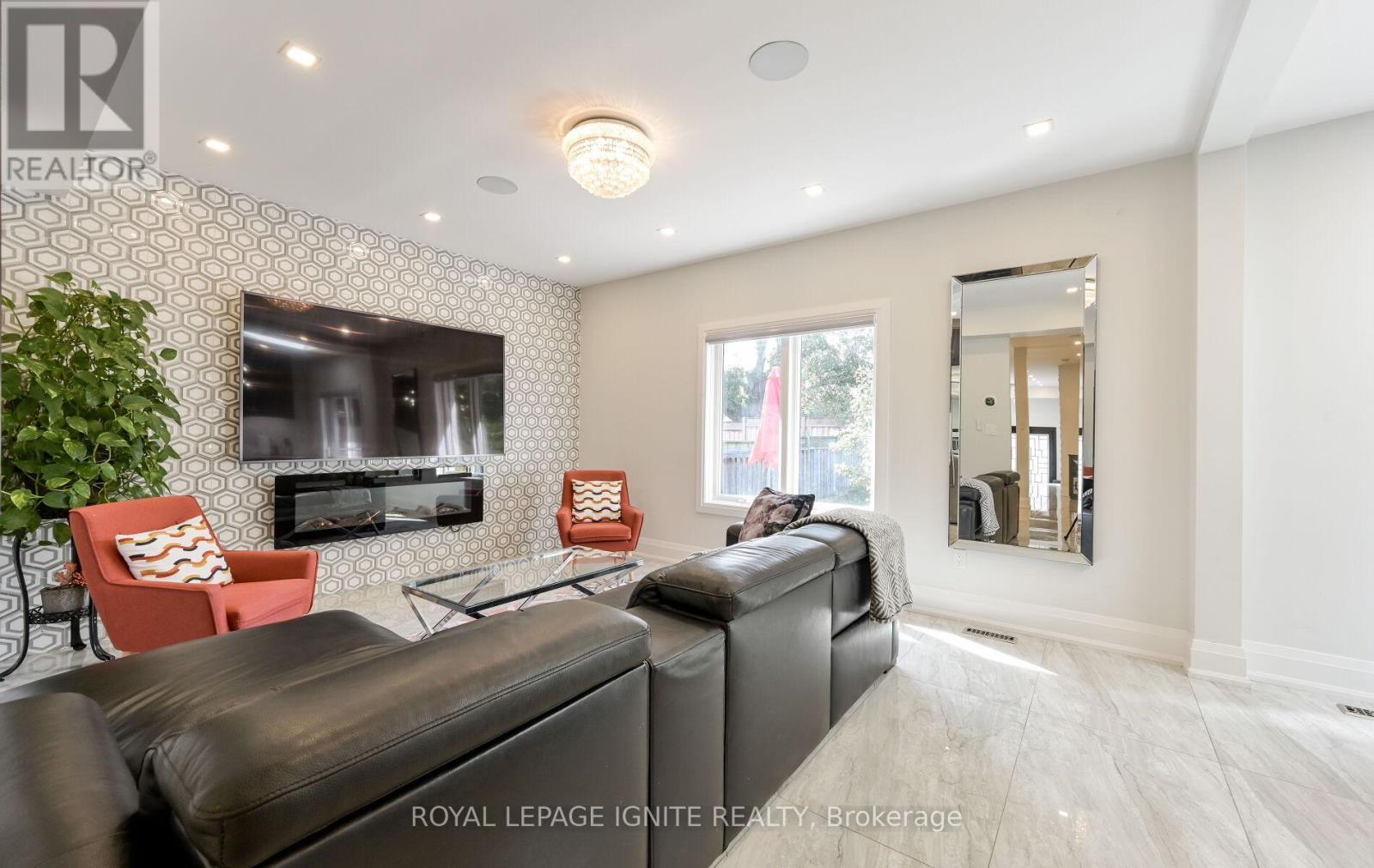 24 Christensen Avenue, Caledon, ON - Indoor Photo Showing Living Room