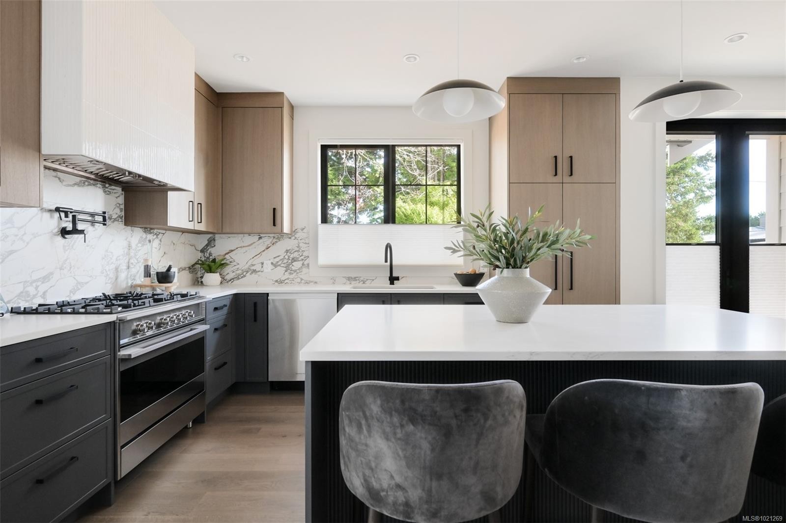 2-5032 Wesley Rd, Saanich, BC - Indoor Photo Showing Kitchen With Upgraded Kitchen
