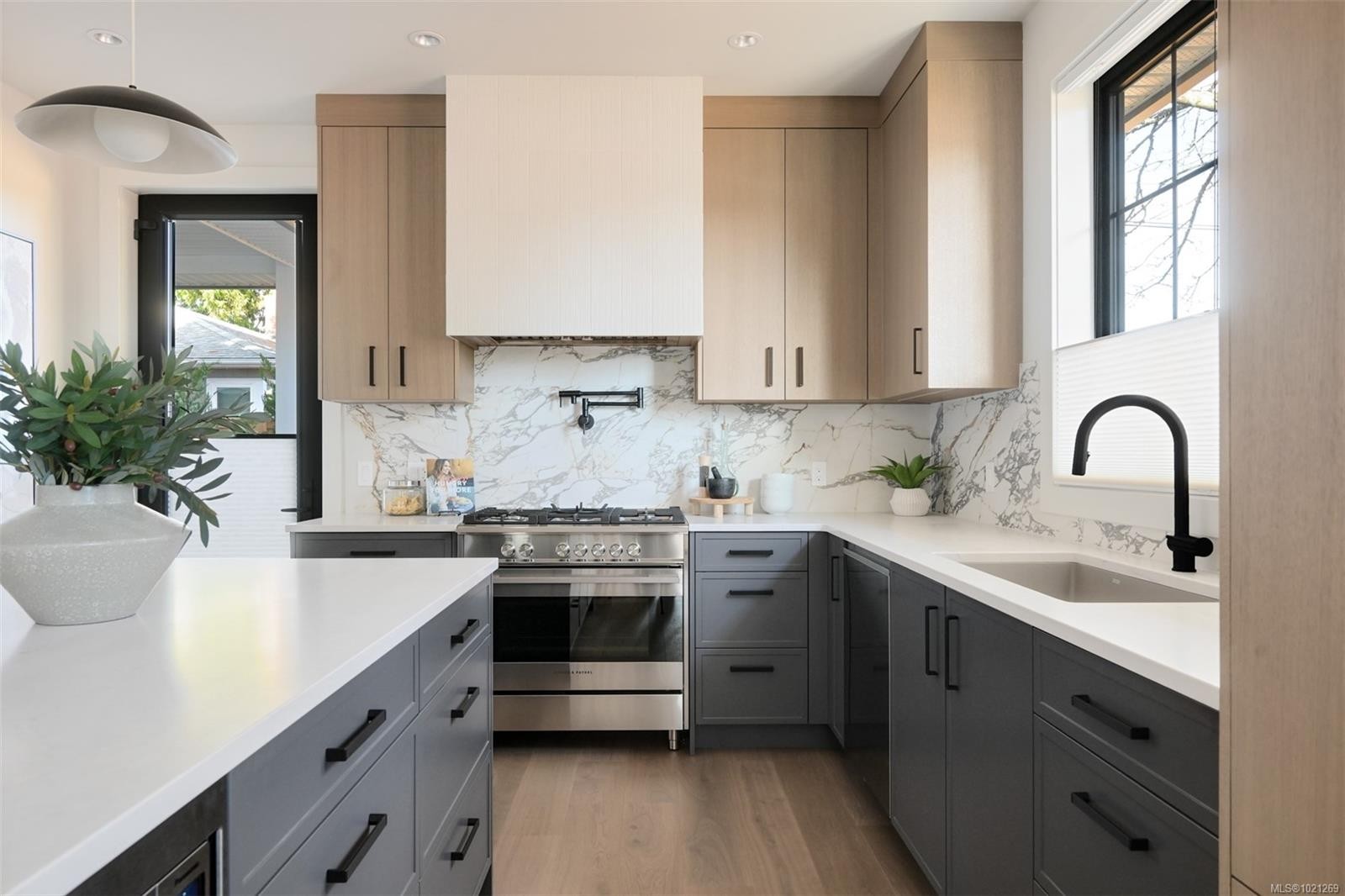 2-5032 Wesley Rd, Saanich, BC - Indoor Photo Showing Kitchen With Upgraded Kitchen