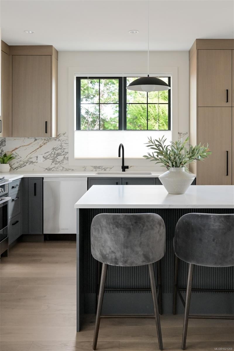 2-5032 Wesley Rd, Saanich, BC - Indoor