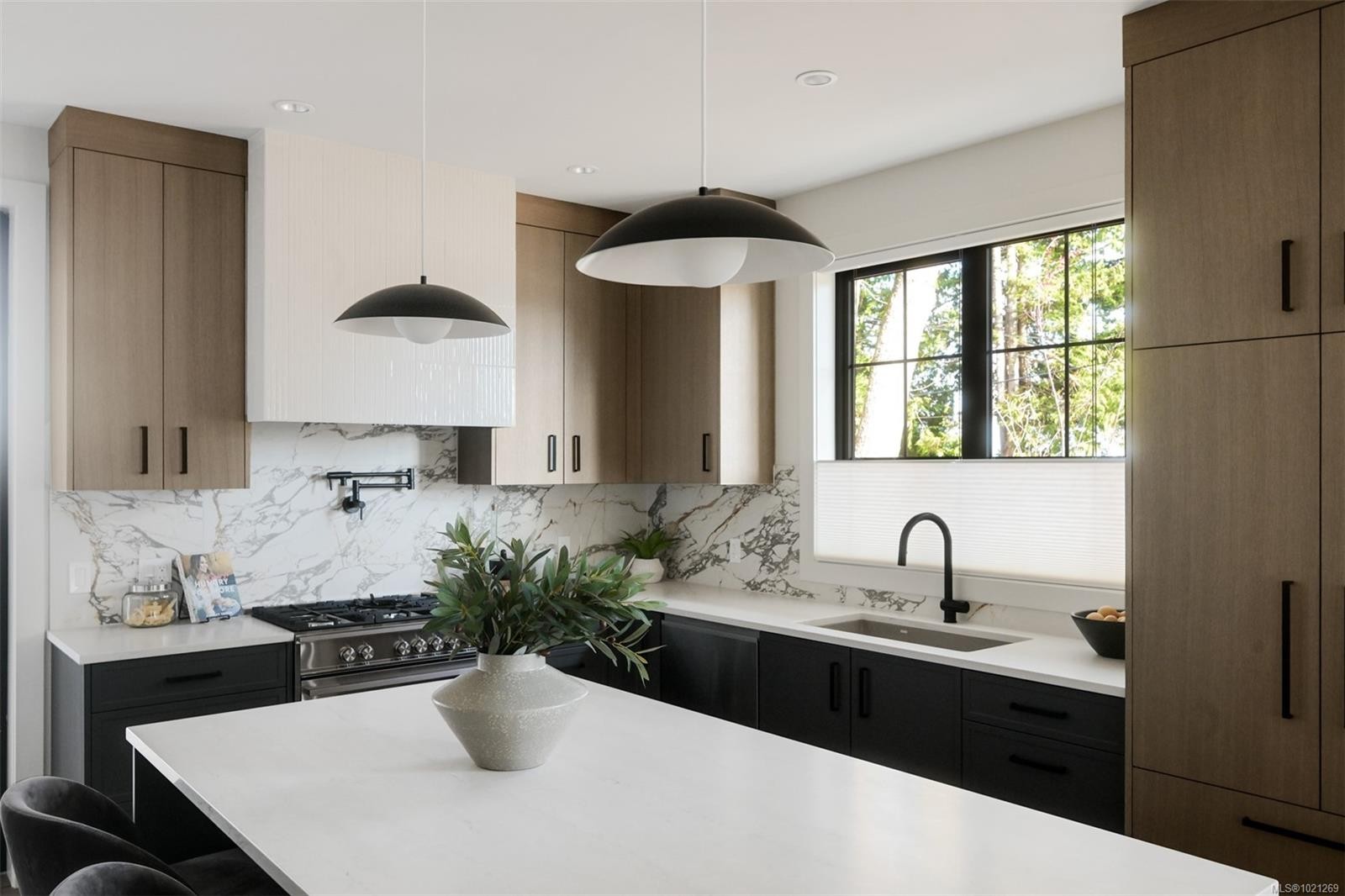 2-5032 Wesley Rd, Saanich, BC - Indoor Photo Showing Kitchen With Upgraded Kitchen