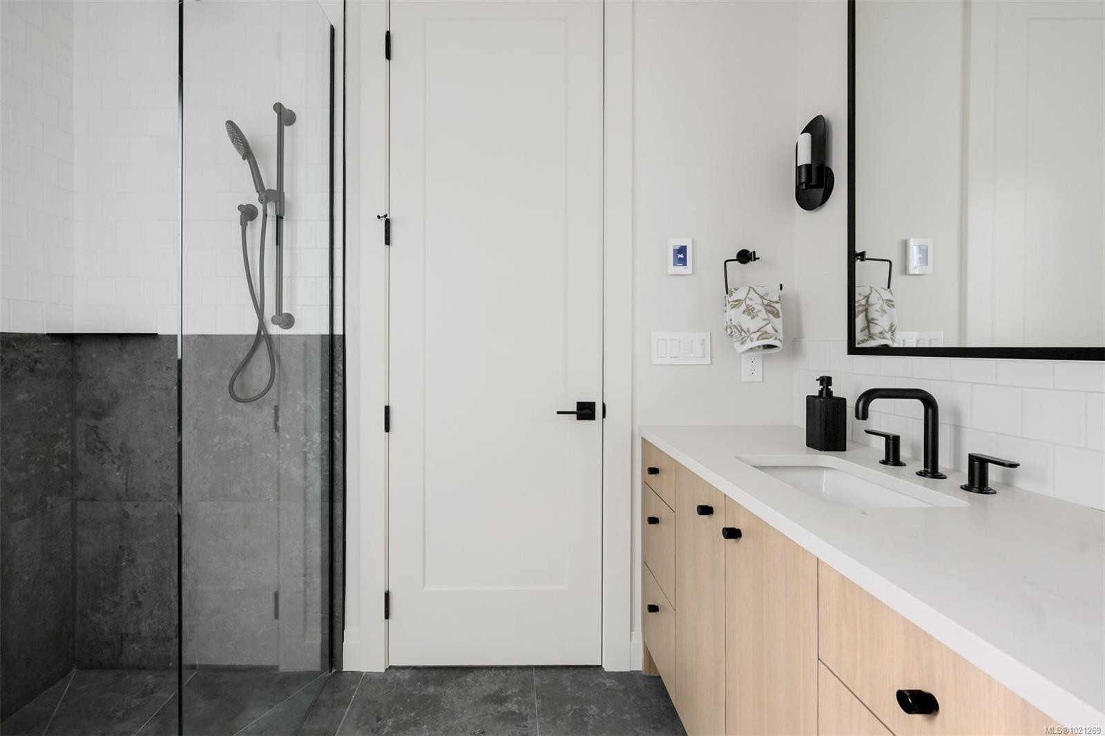 2-5032 Wesley Rd, Saanich, BC - Indoor Photo Showing Bathroom