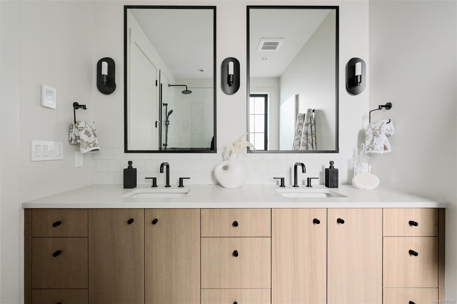 2-5032 Wesley Rd, Saanich, BC - Indoor Photo Showing Other Room