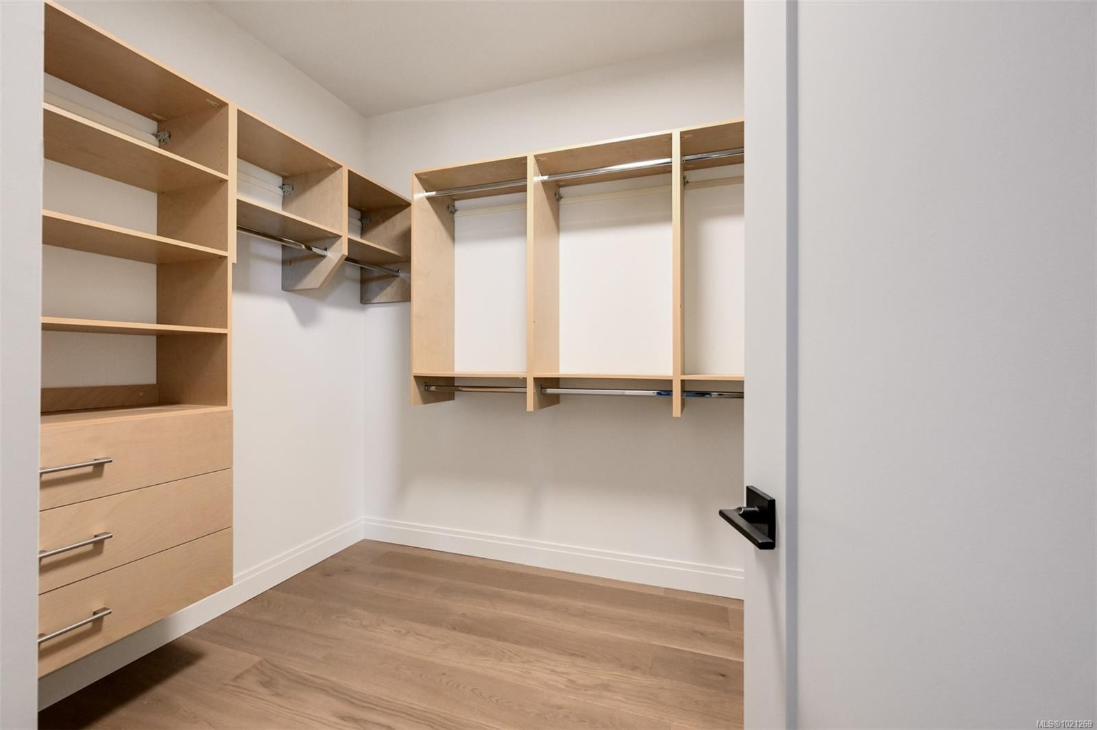 2-5032 Wesley Rd, Saanich, BC - Indoor With Storage