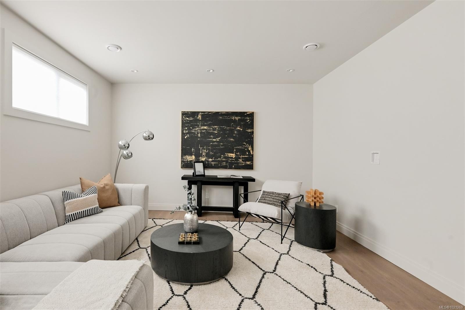 2-5032 Wesley Rd, Saanich, BC - Indoor Photo Showing Living Room