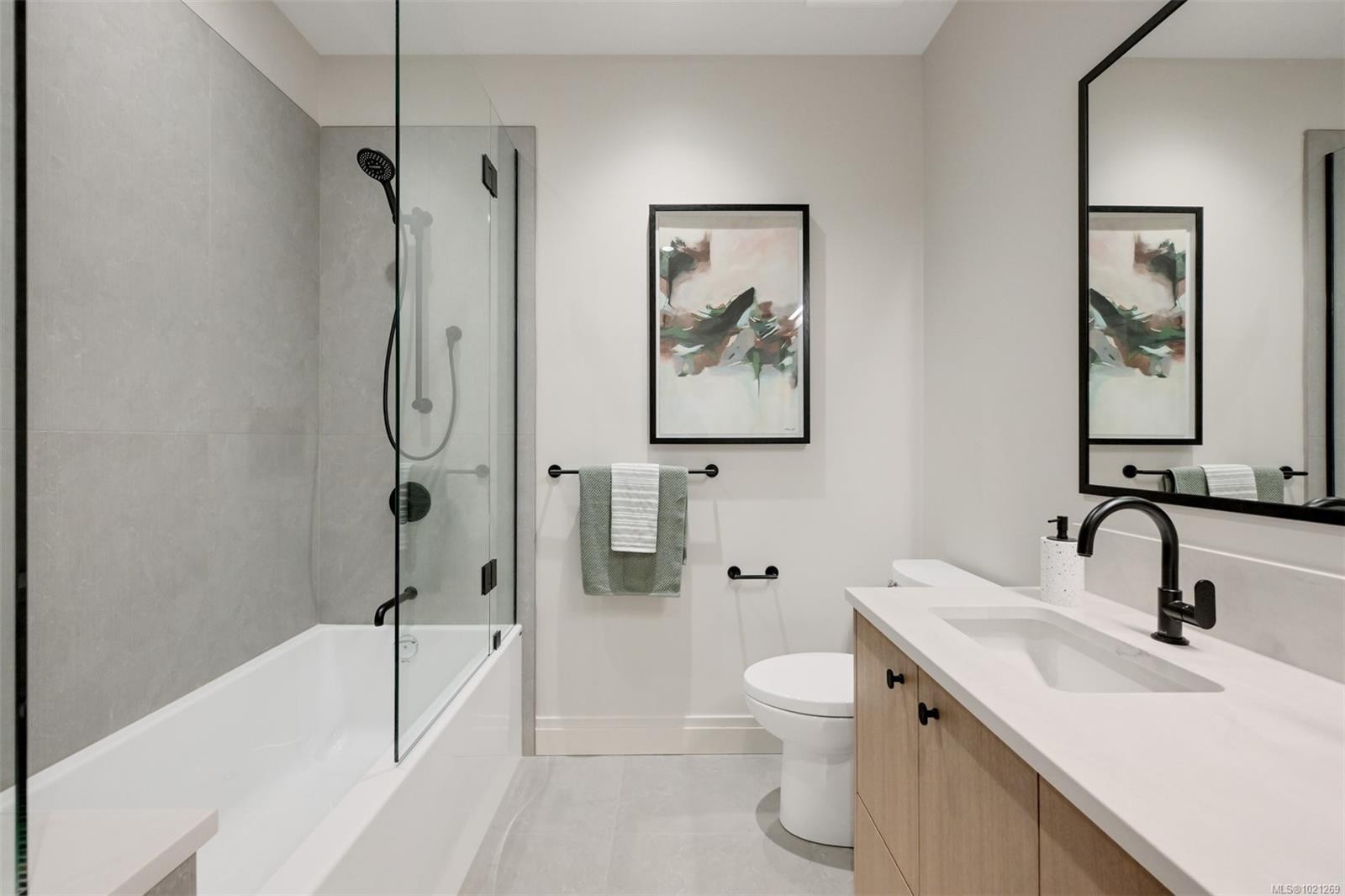 2-5032 Wesley Rd, Saanich, BC - Indoor Photo Showing Bathroom