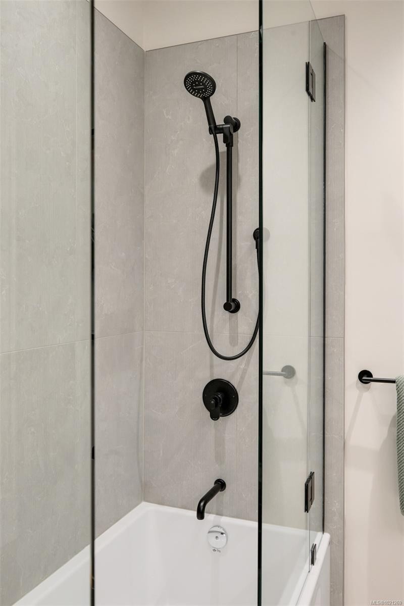 2-5032 Wesley Rd, Saanich, BC - Indoor Photo Showing Bathroom