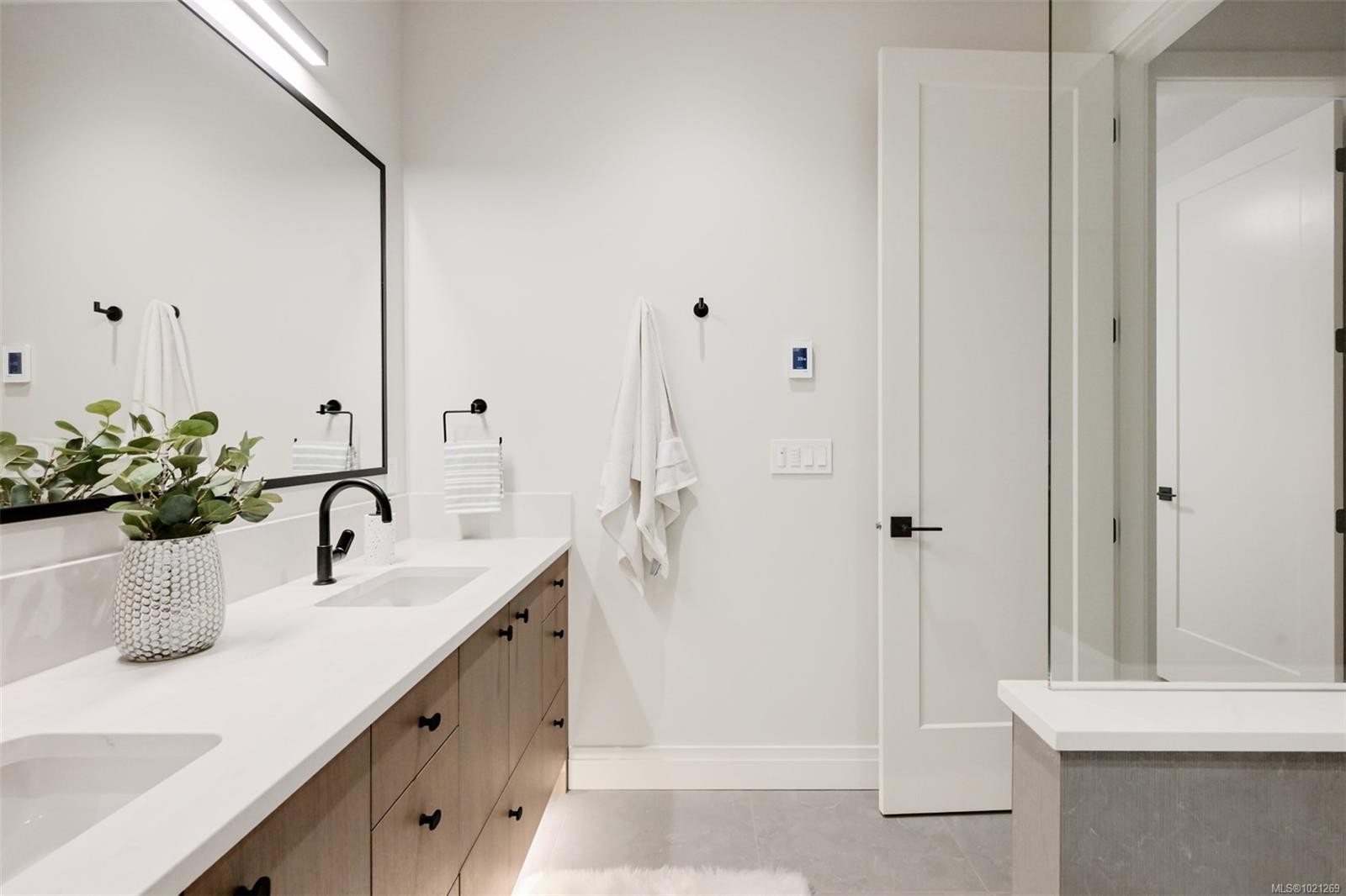 2-5032 Wesley Rd, Saanich, BC - Indoor Photo Showing Bathroom