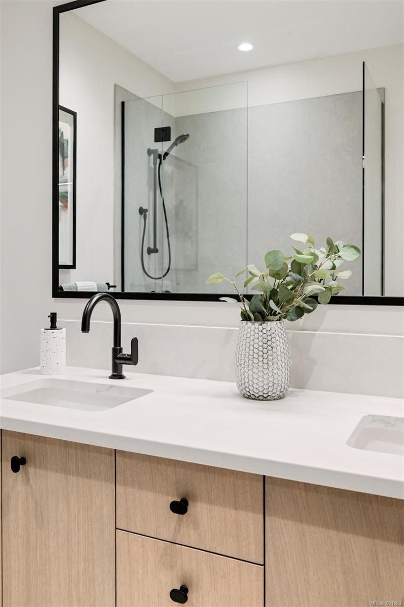 2-5032 Wesley Rd, Saanich, BC - Indoor Photo Showing Bathroom