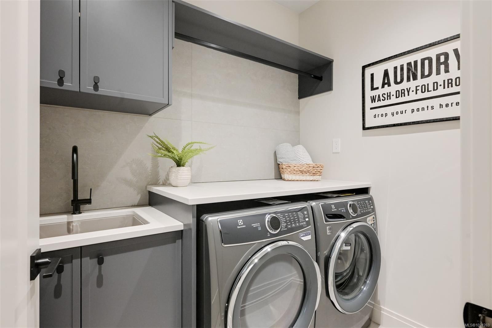 2-5032 Wesley Rd, Saanich, BC - Indoor Photo Showing Laundry Room