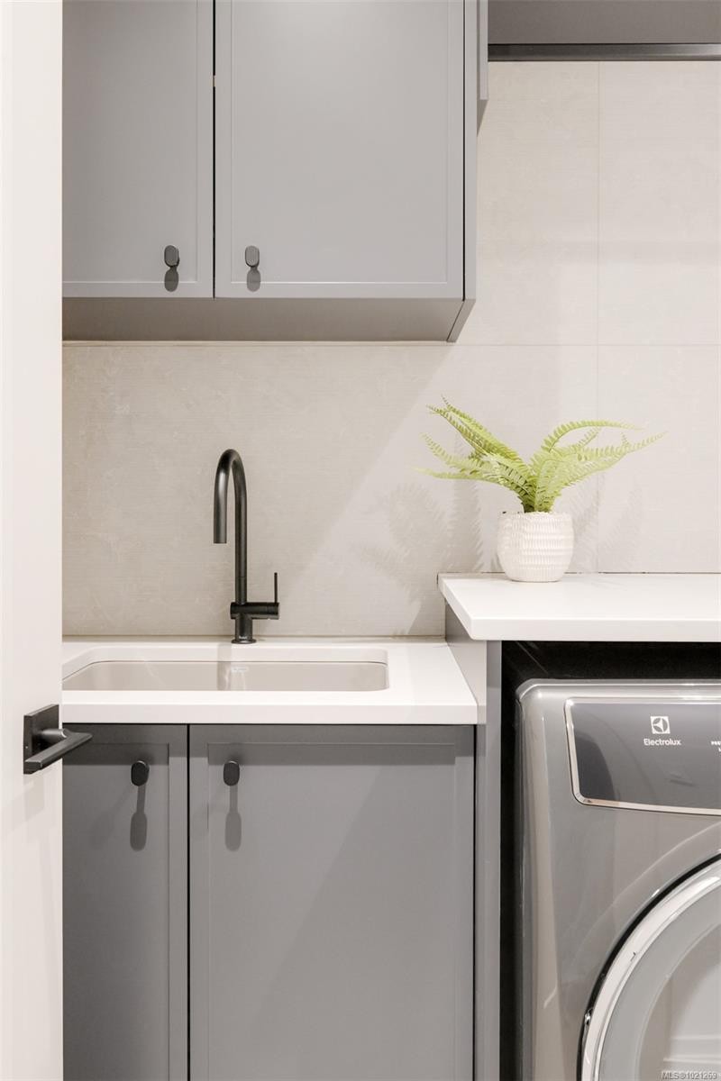 2-5032 Wesley Rd, Saanich, BC - Indoor Photo Showing Laundry Room