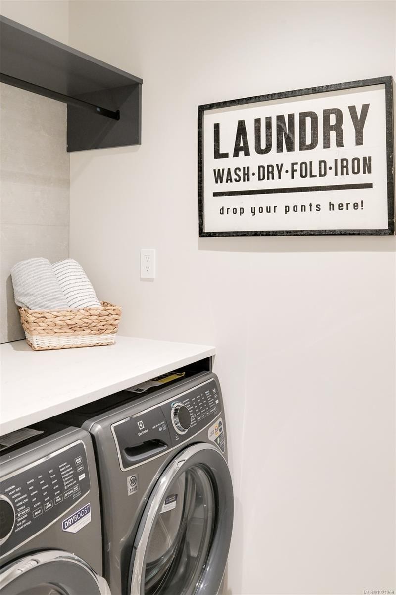 2-5032 Wesley Rd, Saanich, BC - Indoor Photo Showing Laundry Room