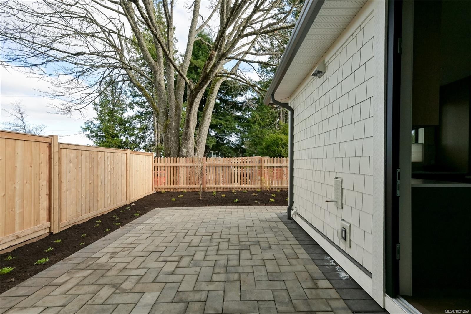 2-5032 Wesley Rd, Saanich, BC - Outdoor