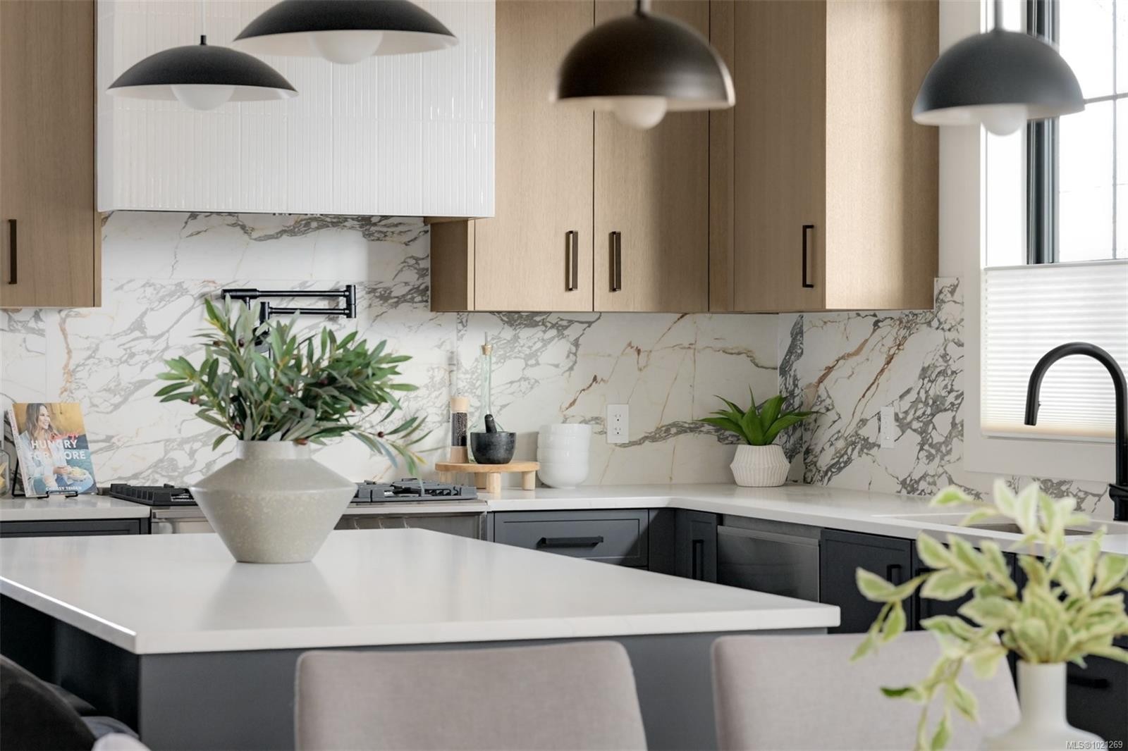 2-5032 Wesley Rd, Saanich, BC - Indoor Photo Showing Kitchen With Upgraded Kitchen