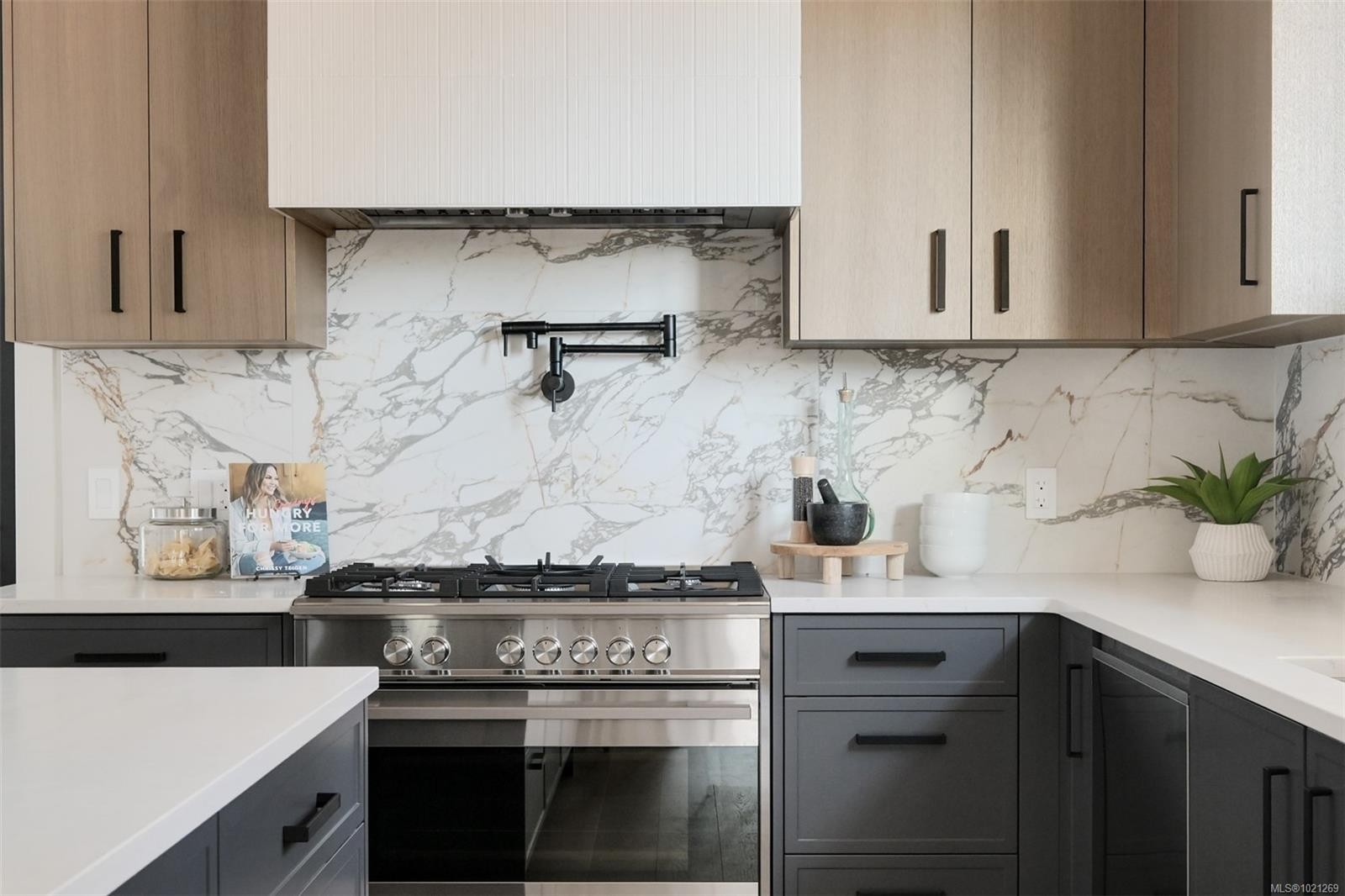 2-5032 Wesley Rd, Saanich, BC - Indoor Photo Showing Kitchen With Upgraded Kitchen