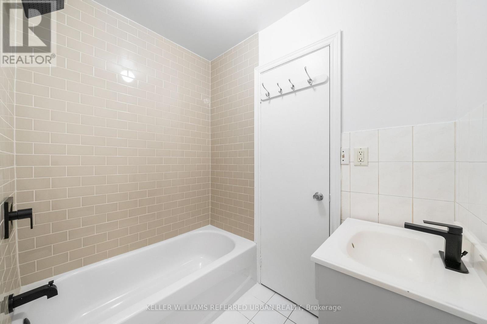 Main - 46 Concord Avenue, Toronto, ON - Indoor Photo Showing Bathroom