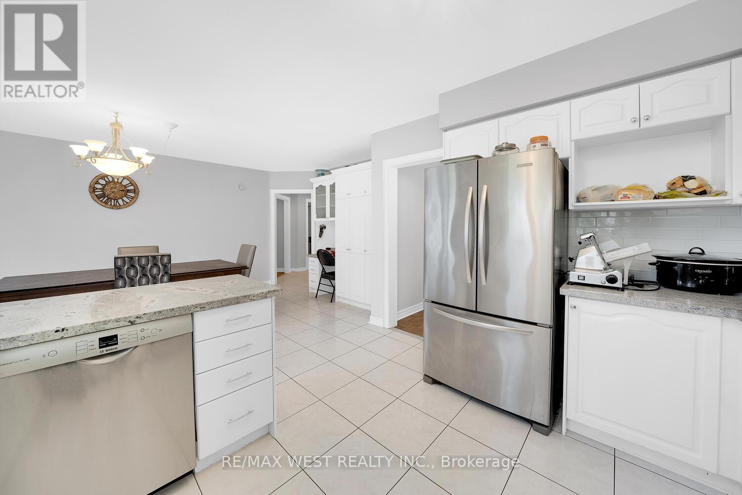 38 John Kline Lane, Vaughan, ON - Indoor Photo Showing Kitchen