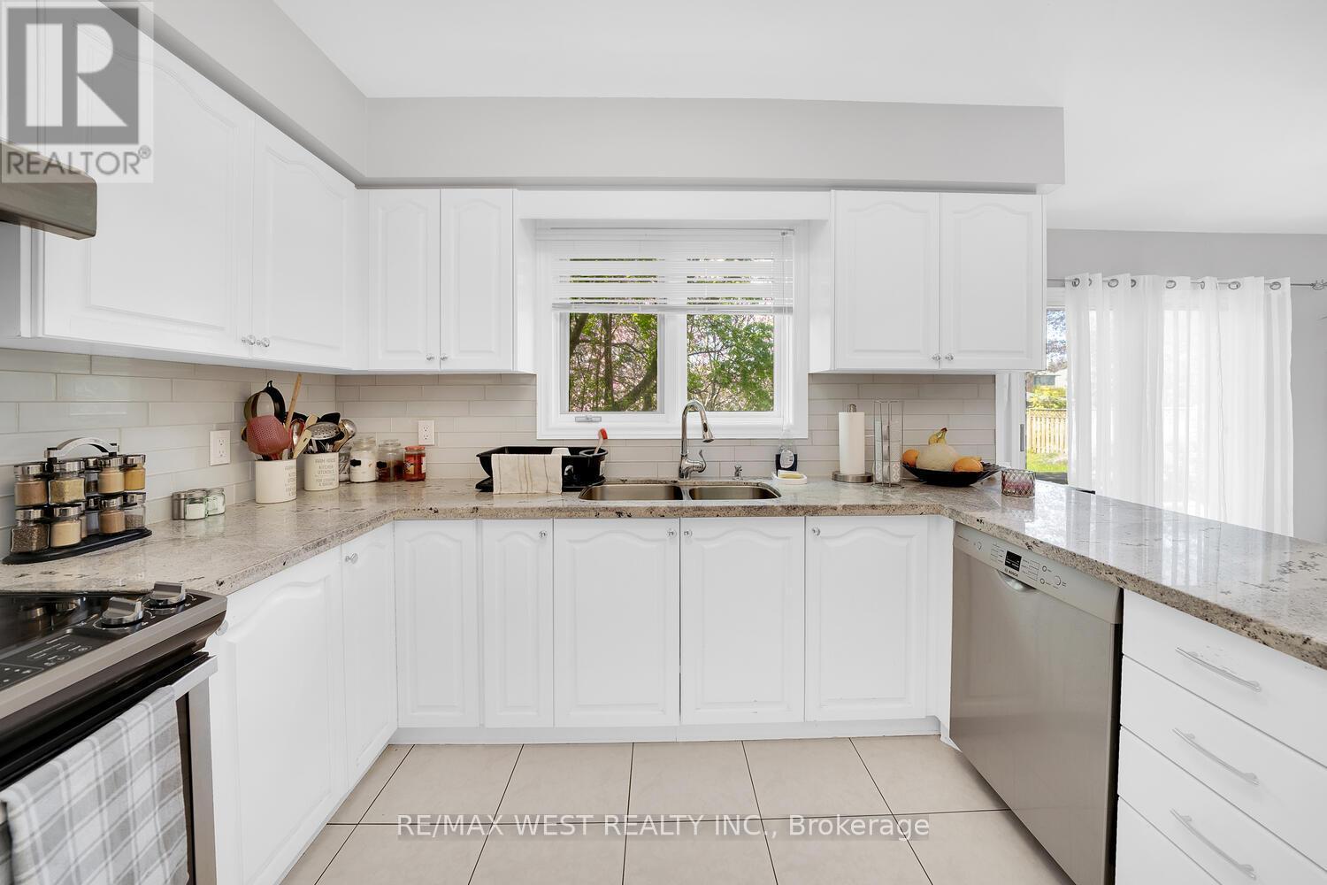 38 John Kline Lane, Vaughan, ON - Indoor Photo Showing Kitchen With Double Sink