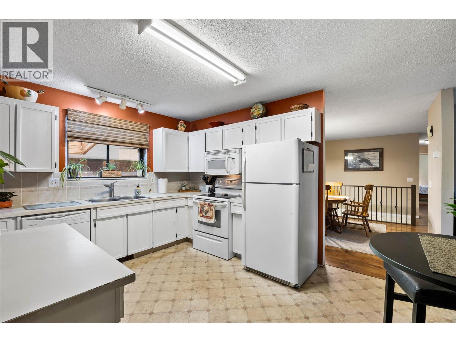 4154 Cameron Road, Kamloops, BC - Indoor Photo Showing Kitchen With Double Sink