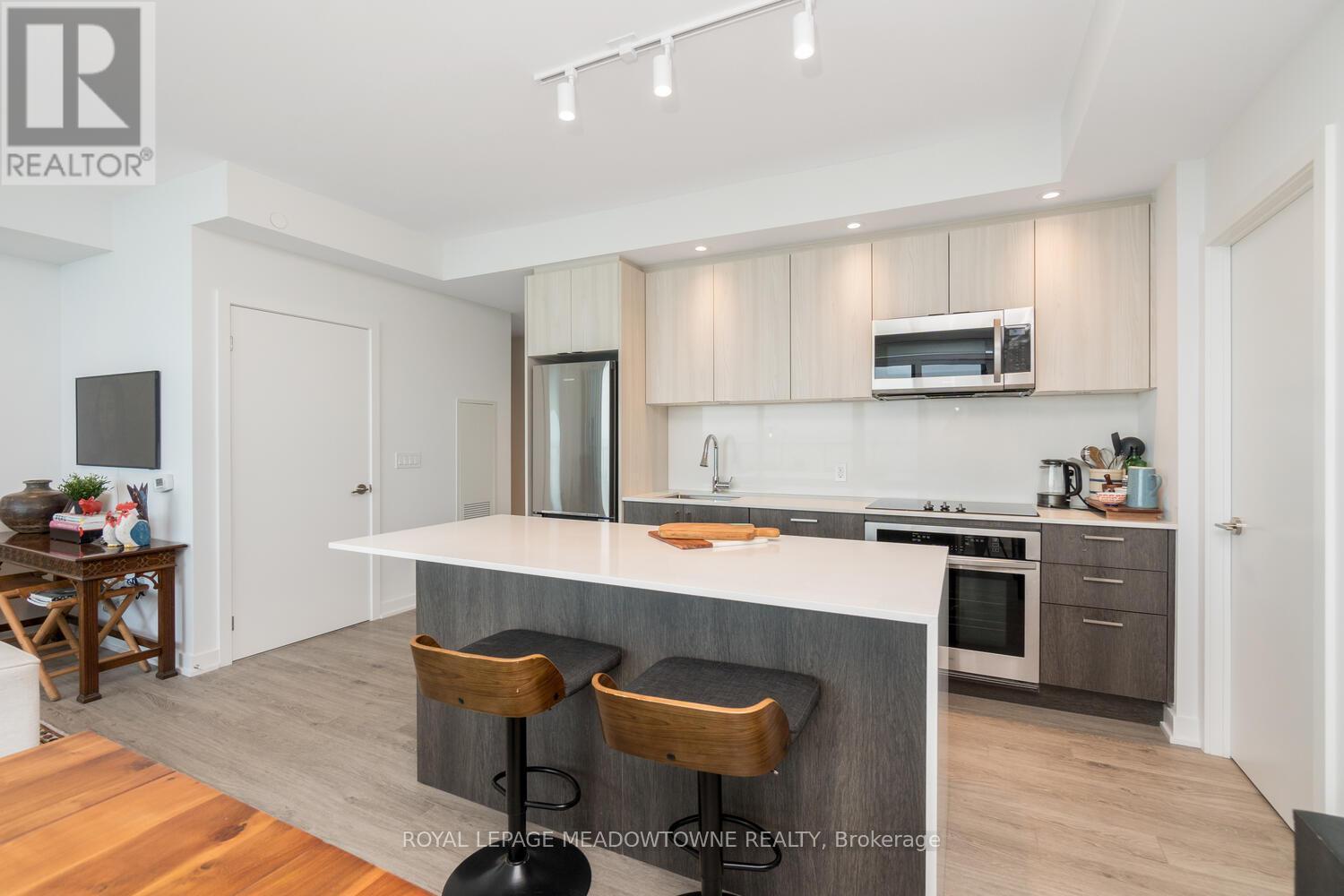 2307 - 1926 Lake Shore Boulevard W, Toronto, ON - Indoor Photo Showing Kitchen With Upgraded Kitchen