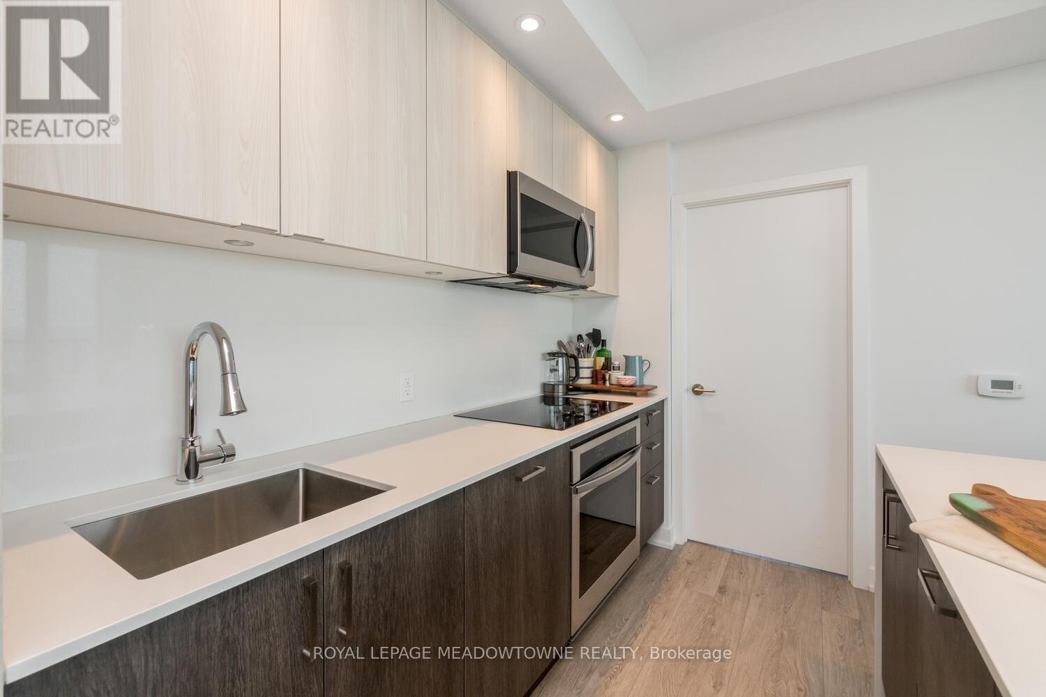 2307 - 1926 Lake Shore Boulevard W, Toronto, ON - Indoor Photo Showing Kitchen With Upgraded Kitchen