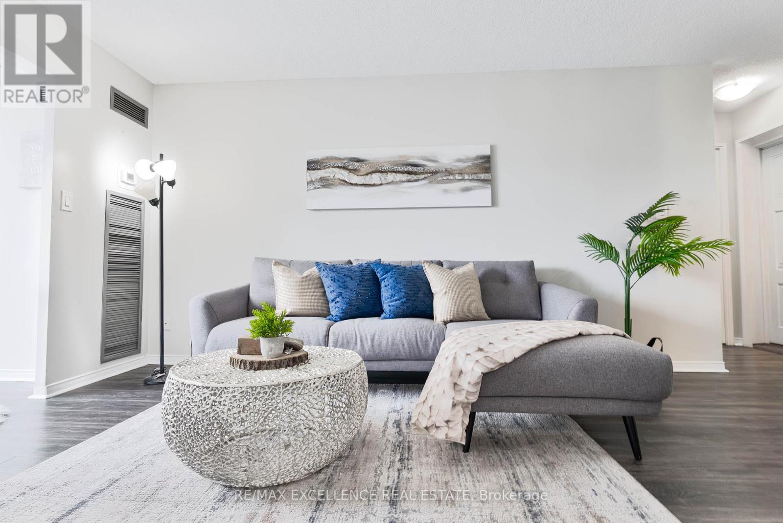 201 - 155 Hillcrest Avenue, Mississauga, ON - Indoor Photo Showing Living Room