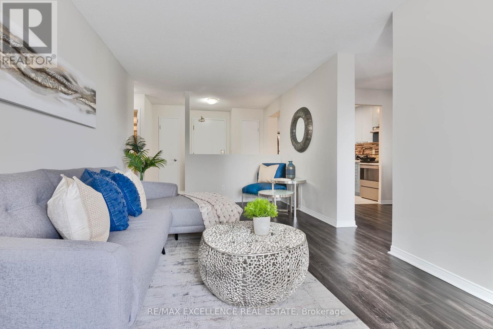 201 - 155 Hillcrest Avenue, Mississauga, ON - Indoor Photo Showing Living Room