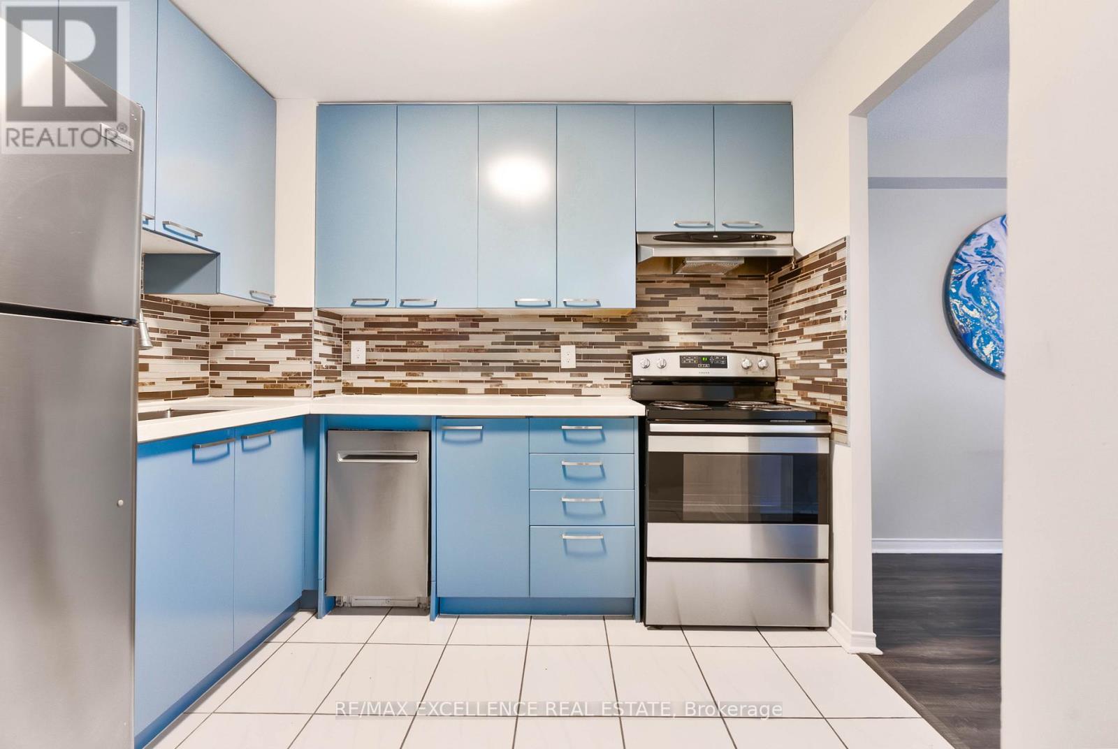 201 - 155 Hillcrest Avenue, Mississauga, ON - Indoor Photo Showing Kitchen