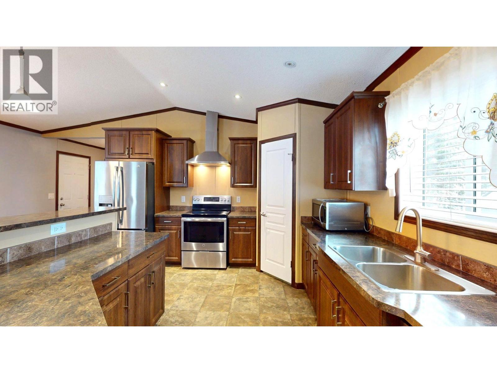 35 Wilderness Heights Way, Elkford, BC