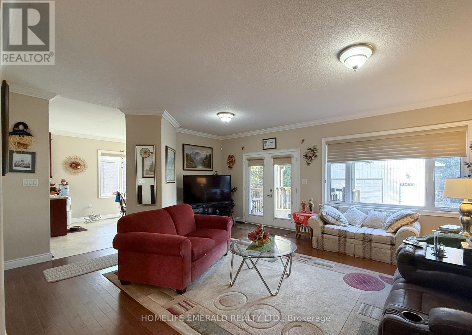 17 Tree Top Street, Essa, ON - Indoor Photo Showing Living Room