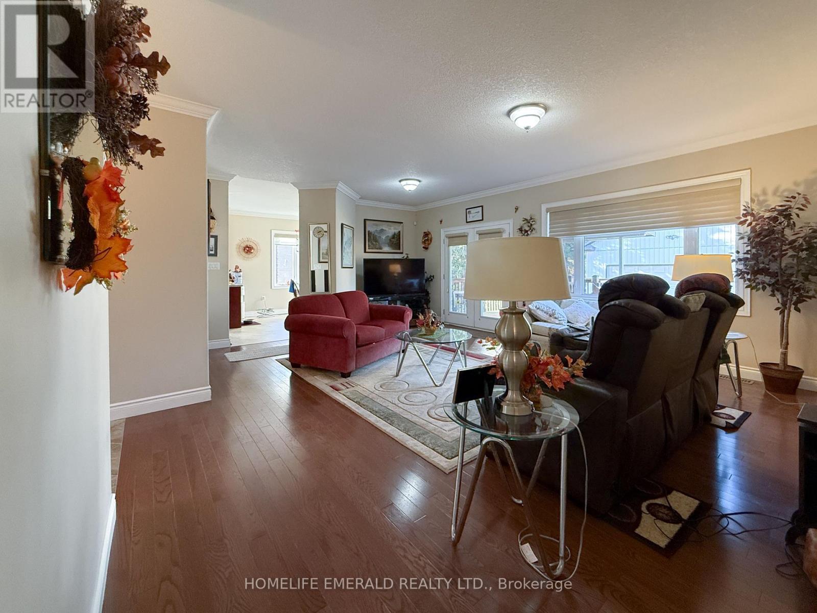 17 Tree Top Street, Essa, ON - Indoor Photo Showing Living Room
