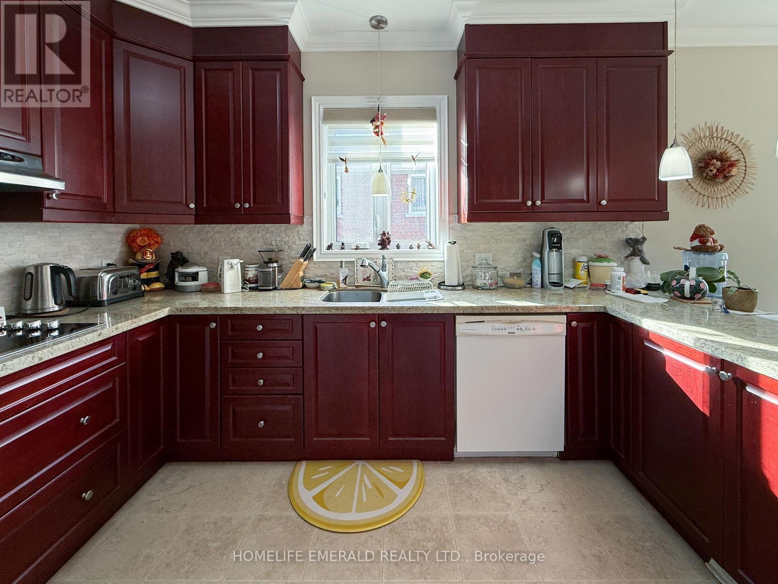 17 Tree Top Street, Essa, ON - Indoor Photo Showing Kitchen