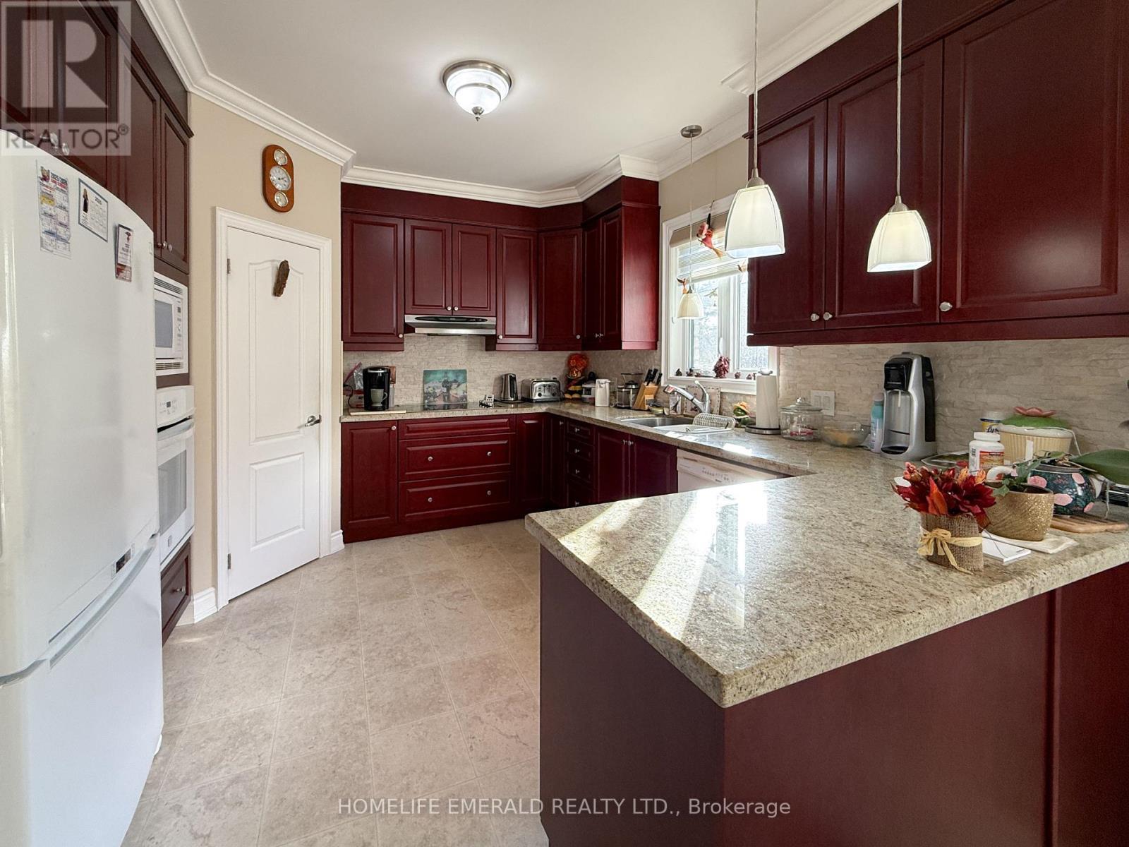 17 Tree Top Street, Essa, ON - Indoor Photo Showing Kitchen