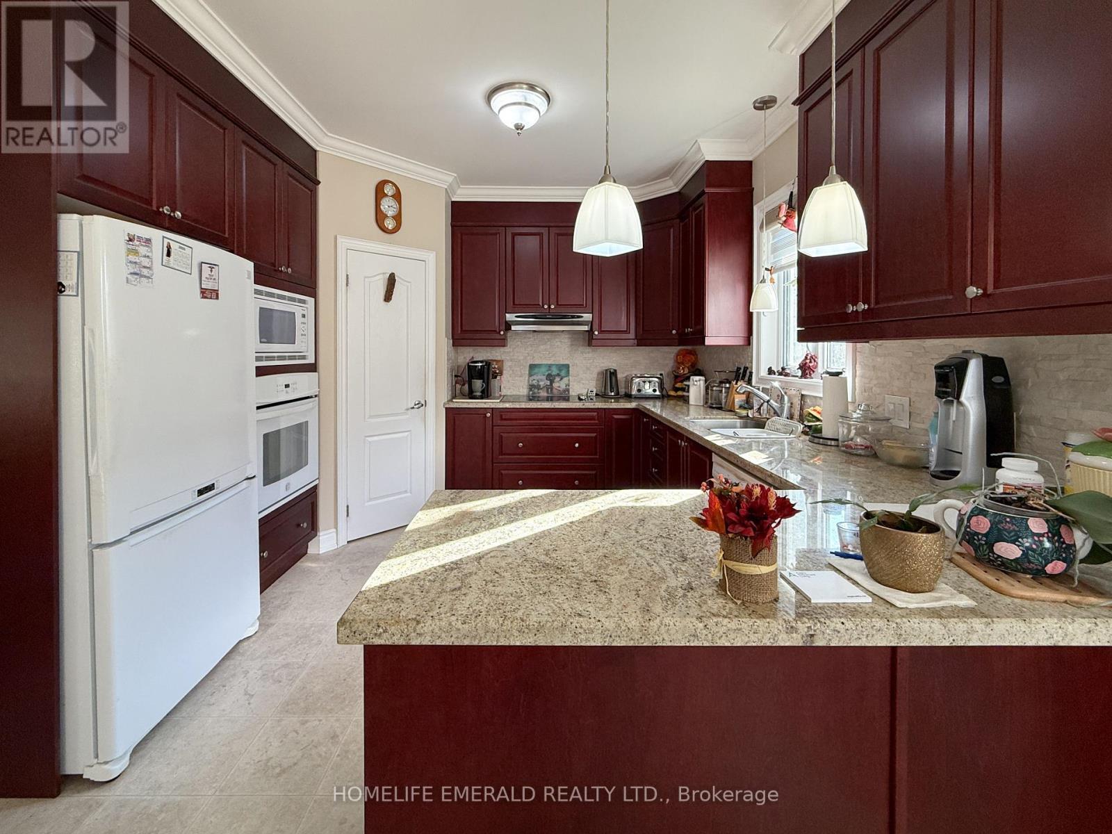 17 Tree Top Street, Essa, ON - Indoor Photo Showing Kitchen