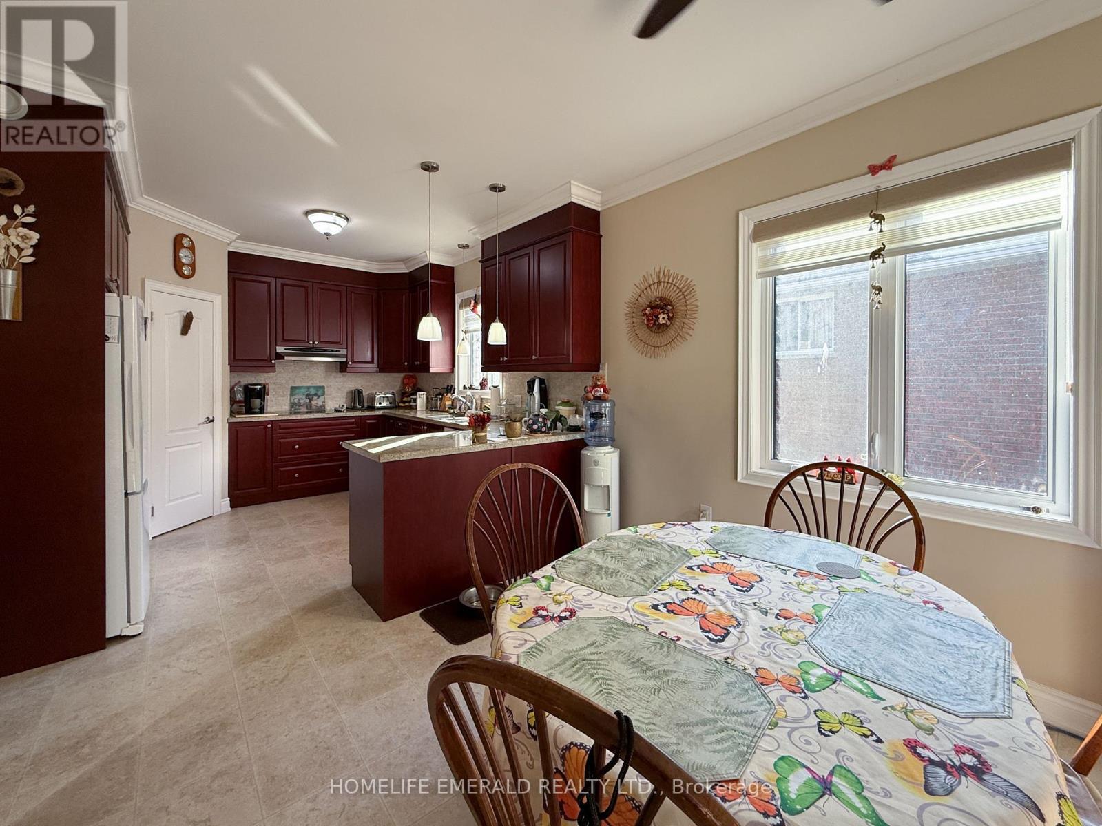 17 Tree Top Street, Essa, ON - Indoor Photo Showing Dining Room