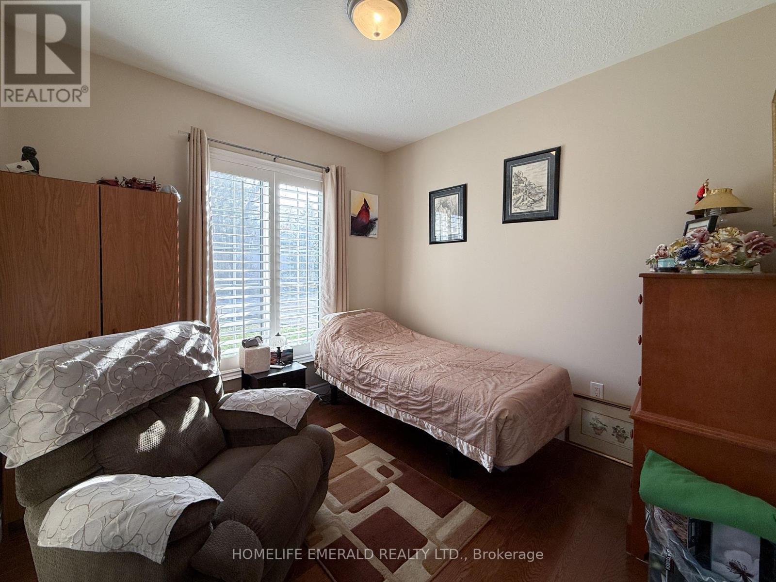 17 Tree Top Street, Essa, ON - Indoor Photo Showing Bedroom