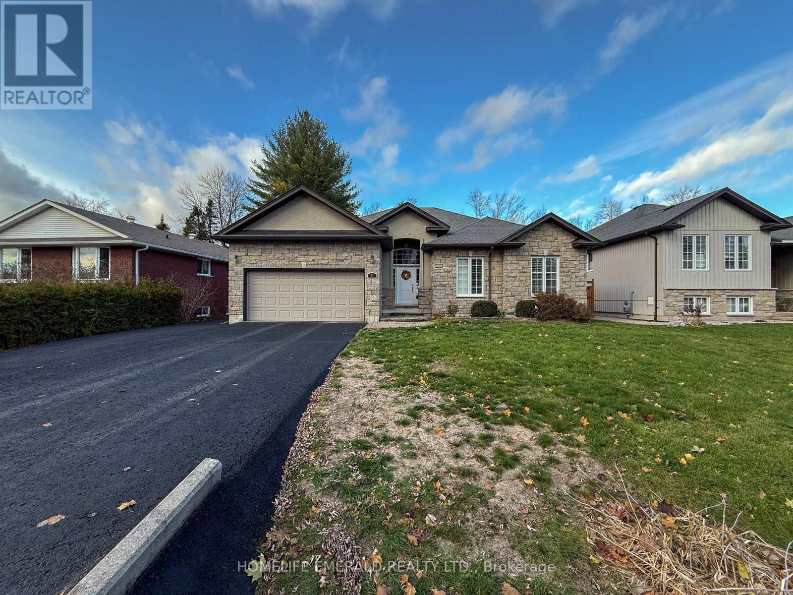 17 Tree Top Street, Essa, ON - Outdoor With Facade