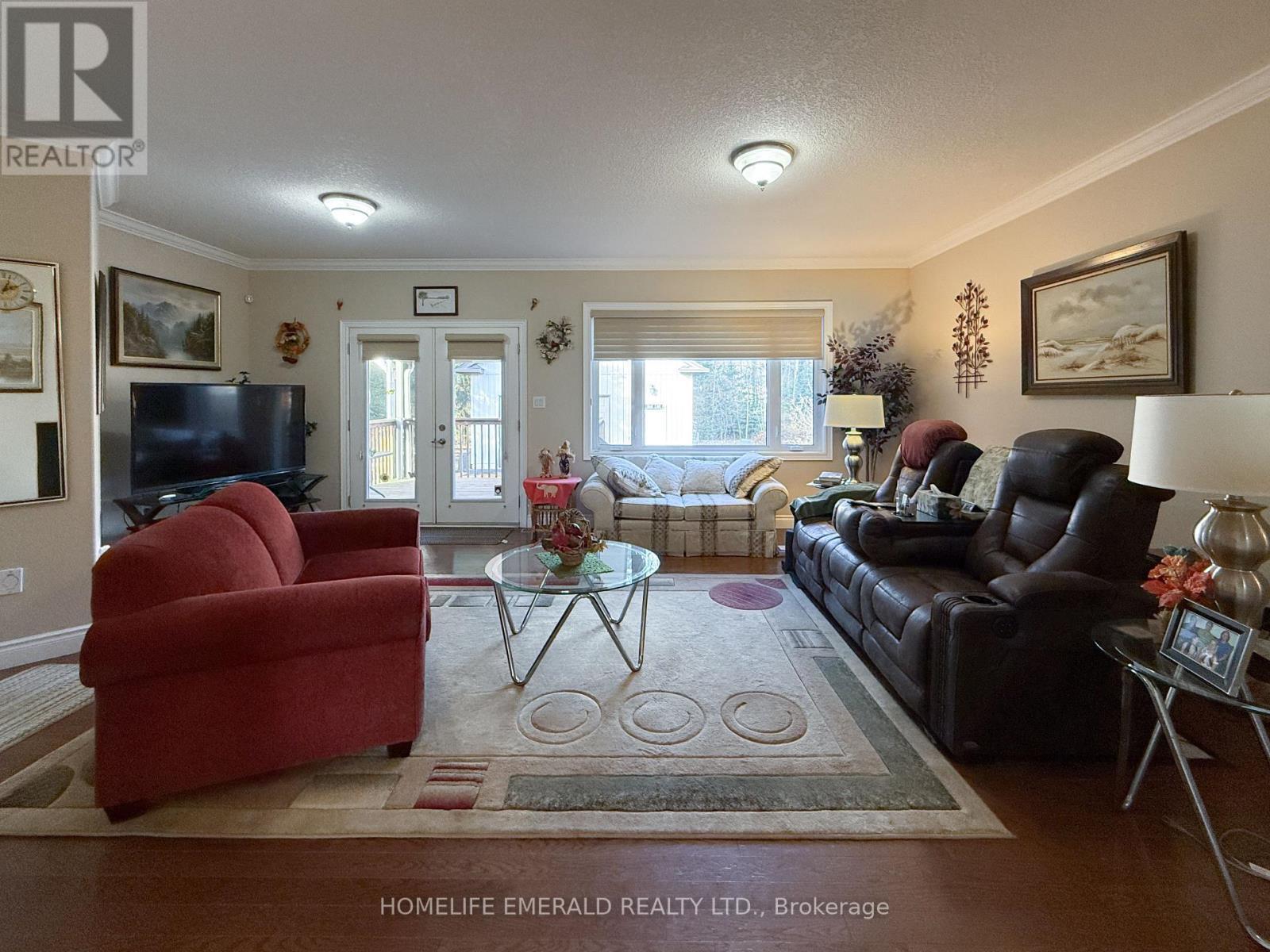 17 Tree Top Street, Essa, ON - Indoor Photo Showing Living Room