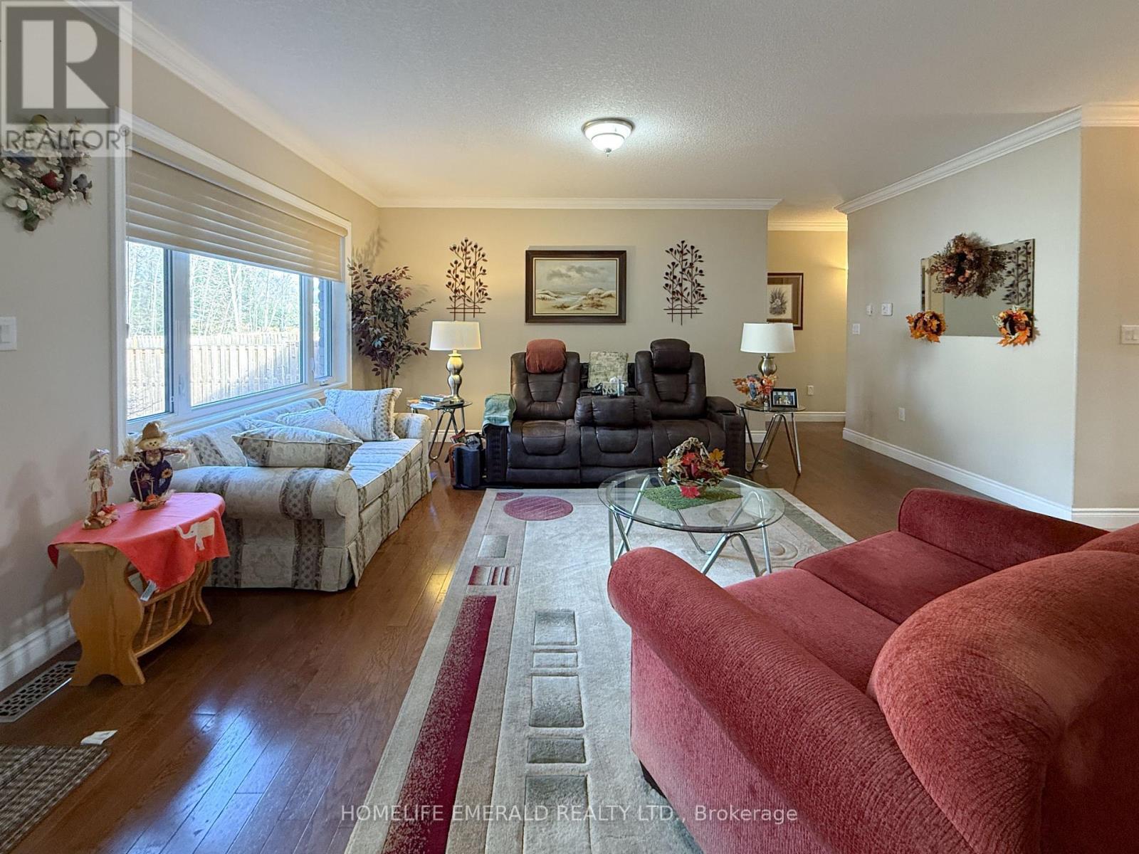 17 Tree Top Street, Essa, ON - Indoor Photo Showing Living Room