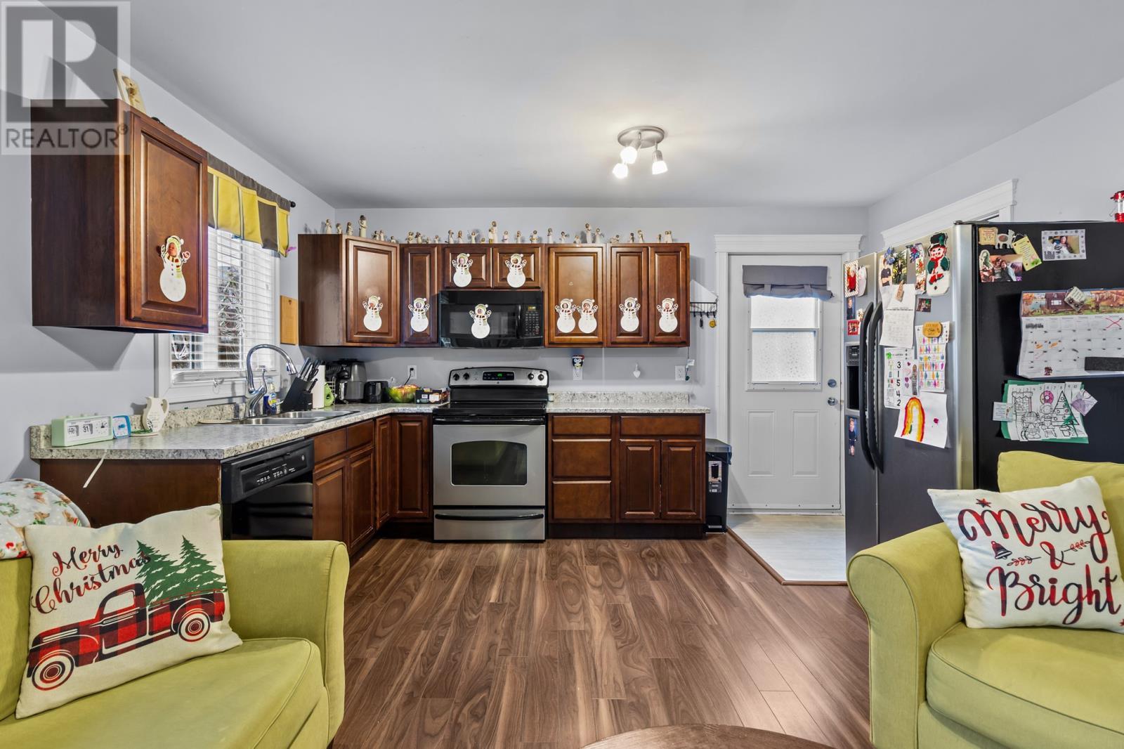 5 Lake Wynds Drive, Paradise, NL - Indoor Photo Showing Kitchen