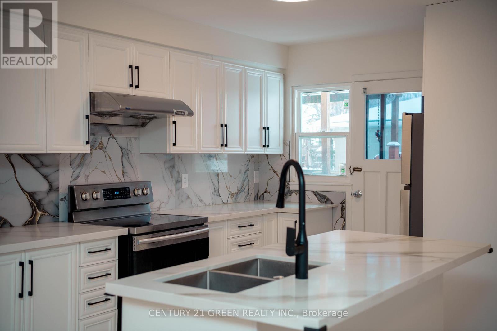 Main - 139 Rutherford Road N, Brampton, ON - Indoor Photo Showing Kitchen With Double Sink With Upgraded Kitchen