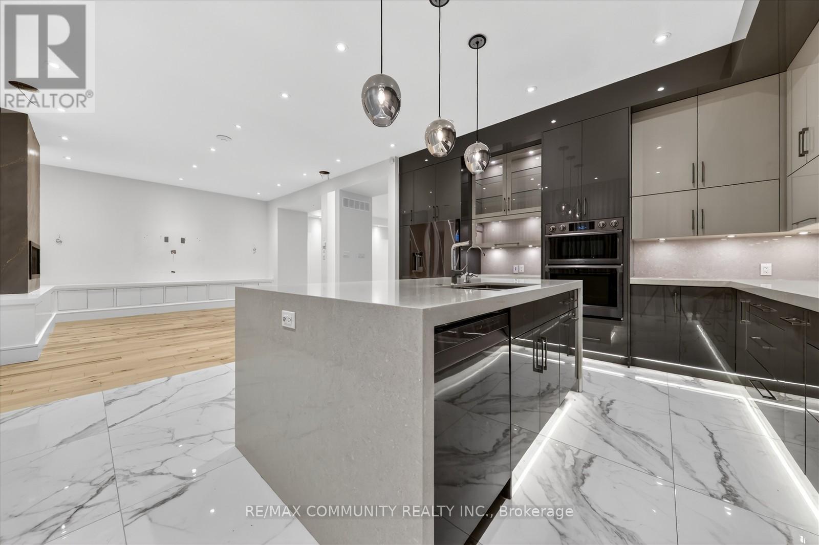 6268 Kingston Road, Toronto, ON - Indoor Photo Showing Kitchen With Upgraded Kitchen