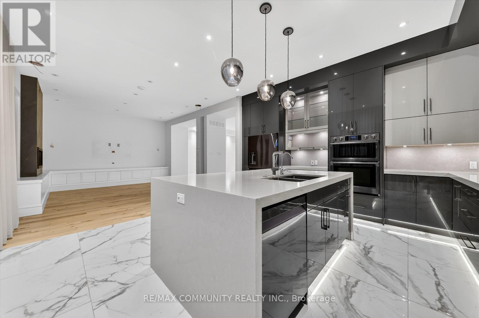 6268 Kingston Road, Toronto, ON - Indoor Photo Showing Kitchen With Upgraded Kitchen