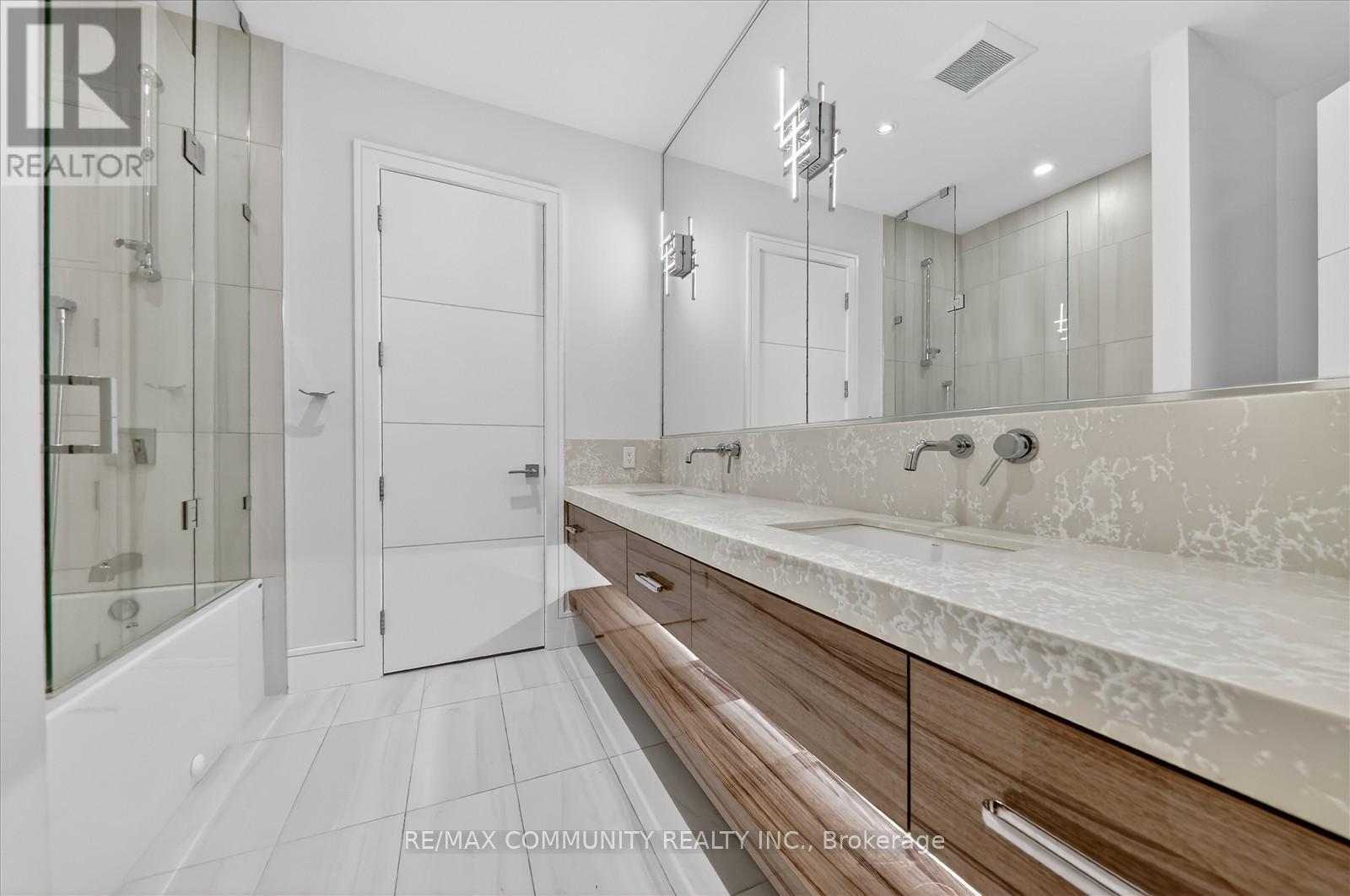 6268 Kingston Road, Toronto, ON - Indoor Photo Showing Bathroom