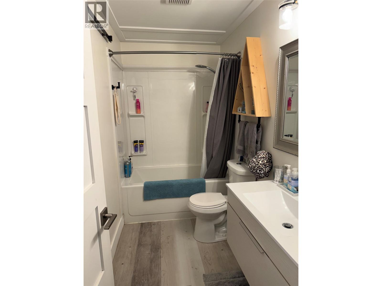 Full bath. - 1211 9Th Street Unit# 5, Golden, BC - Indoor Photo Showing Bathroom