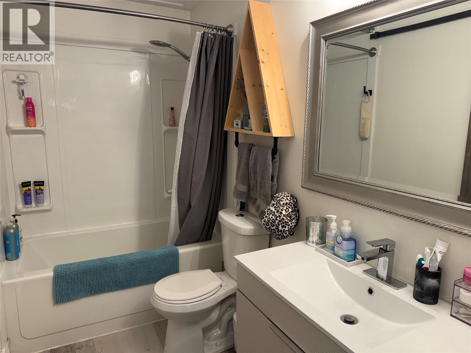 Full bath. - 1211 9Th Street Unit# 5, Golden, BC - Indoor Photo Showing Bathroom
