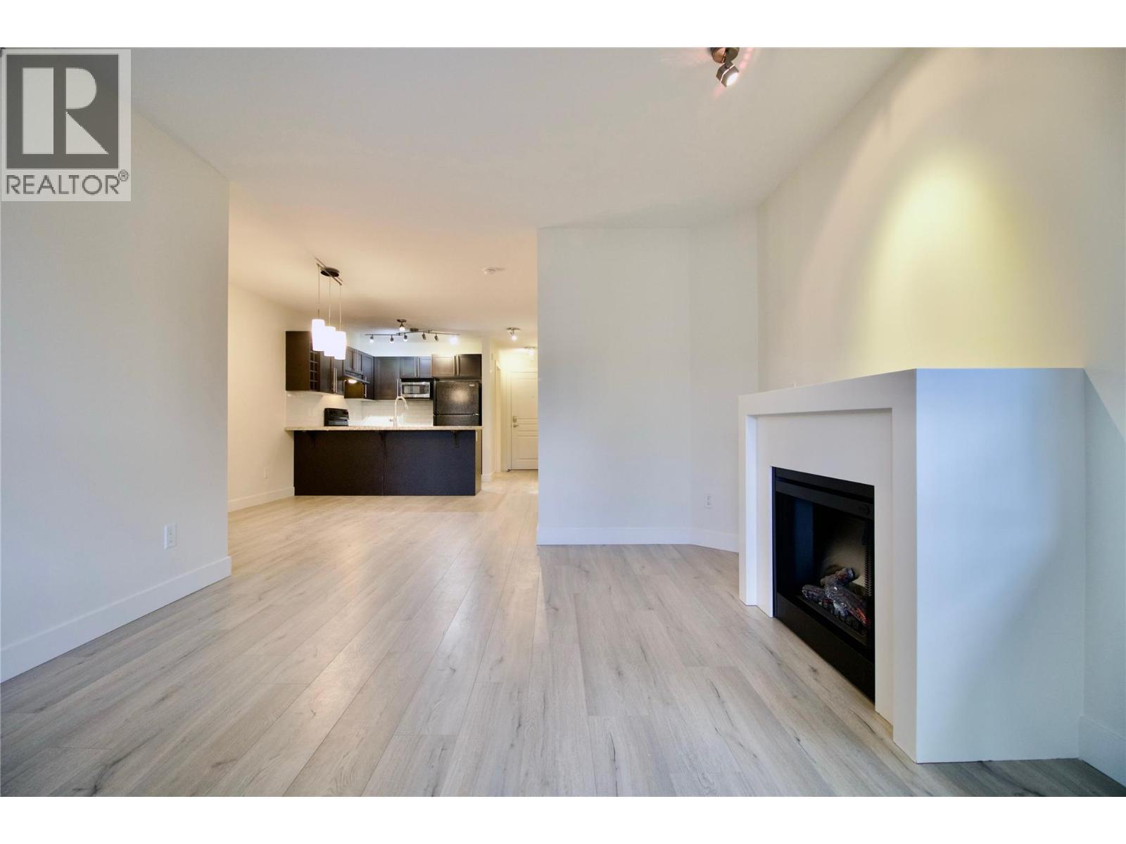 1099 Sunset Drive Unit# 441, Kelowna, BC - Indoor Photo Showing Living Room With Fireplace